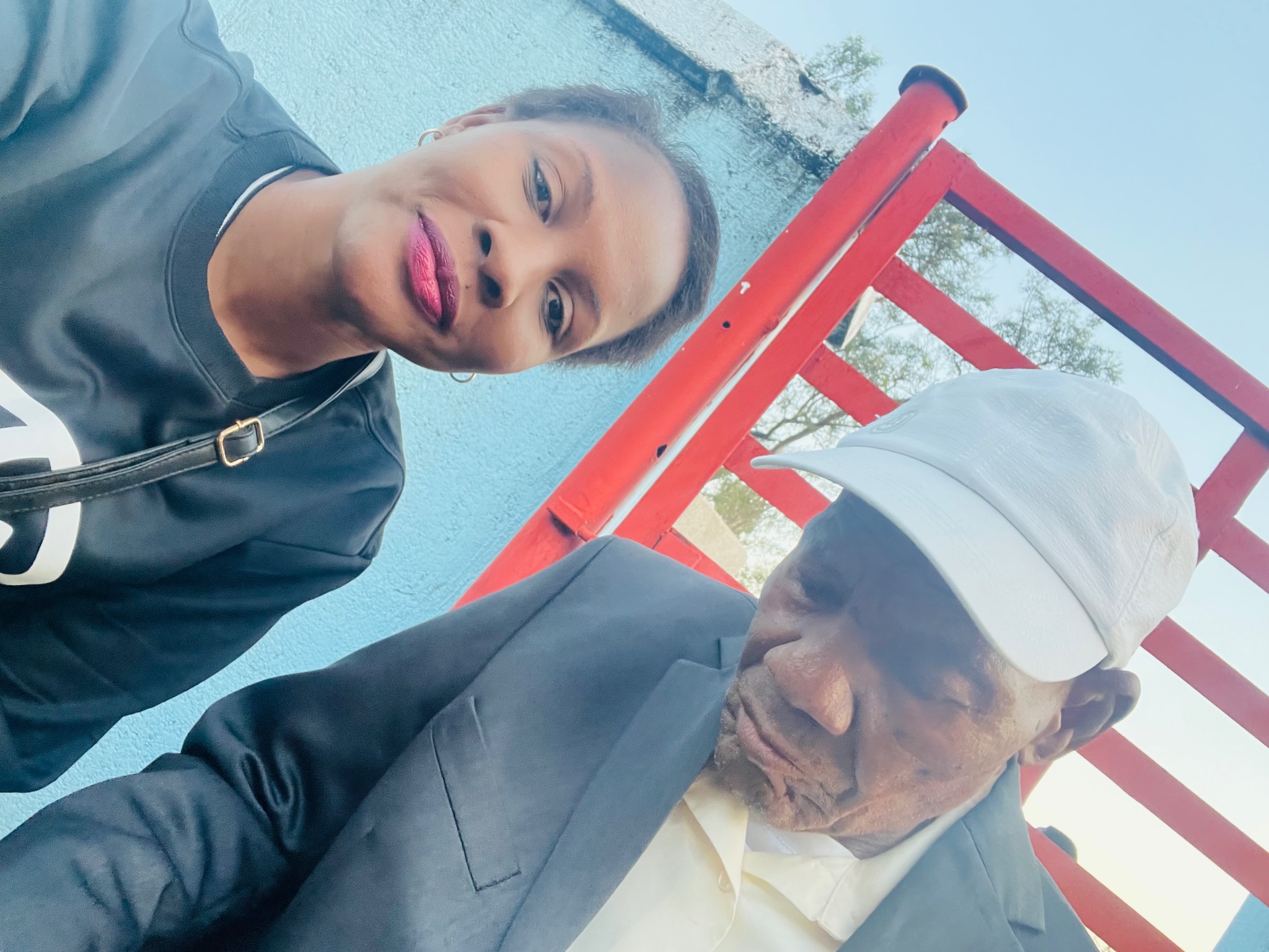 Malume, ani nga swi tivi leswaku siku leri ahiri swin’we aku ri siku ra mina ro hetelela ku ku vona, ku ku vona u cina u tsakile u chaya na flute ya wena. U hi siye na gome. I mani loyi a ngata sala ahi chayela tinghoma? I mani loyi a nga ta sala a ni vita nsati wa yena…? A wungahari malume kambe kokwana eka mina. Loko ku ri va sesi wa wena u va siya na mani? Va Buti ke? Famba kahle Lalume, my skartie.. u lohi rhangela, and ha tiva ku u tava ntsumi ya kahle eka hina vatukulu va wena.. Good night